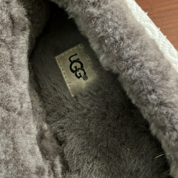 UGG SLIPPERS. SIZE 8. NAVY & GRAY. WORN ONCE INDOORS. LIKE NEW!  FUZZY & WARM. - Picture 2 of 7